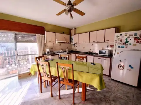 Casa + Departamento + 2 locales EN VENTA