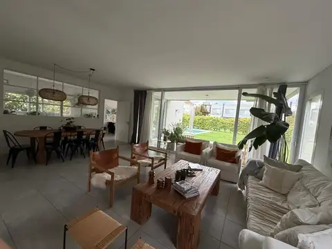 Casa 6 ambientes con 2 baños