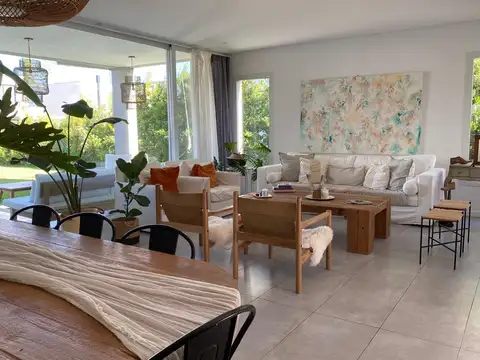 Casa en alquiler en el Boulevard Los Castaños, Nordelta, Tigre - 6 Ambientes