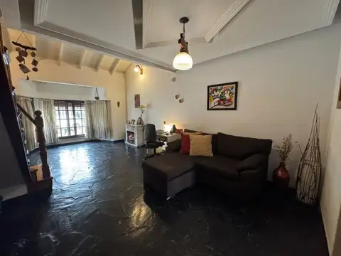VENTA  CASA  LUZURIAGA, DOS DUPLEX 8 AMBIENTES EN BLOQUE
