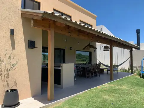 Casa 6 ambientes con 3 baños