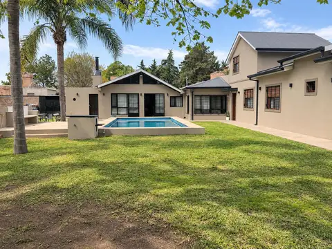 Casa en venta sobre Ramírez, Funes | 2 dormitorios en suite | Quincho y pileta