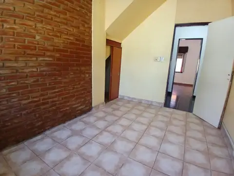 Depto Tipo Casa en Alquiler en Villa Luzuriaga, $ 800.000