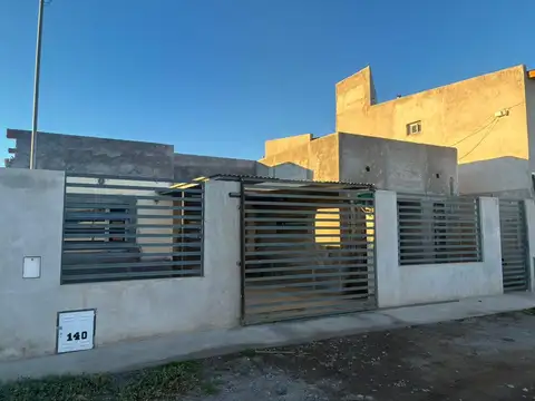Casa en venta con quincho y pileta en villa regina