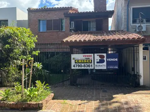 La Lucila: en Venta: Casa en 2 Plantas con Jardín y Piscina