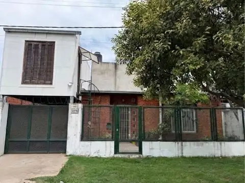 CASA EN VENTA 2 DORMITORIOS, COCHERA FISHERTON