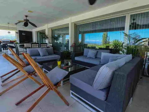 Casa 8 ambientes con 5 baños