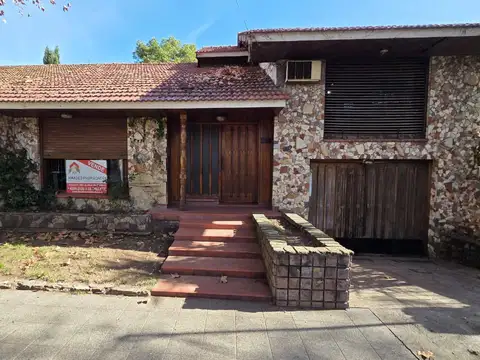 Gran casa 5 amb con parque, quincho y cochera amplia. Excelente ubicacion: Gral. Jose de San Martin 820, Lomas de Zamora