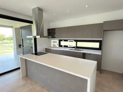 Casa 4 ambientes con 3 baños