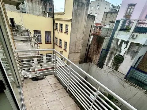 MONOAMBIENTE al CONTRAFRENTE. con BALCON.