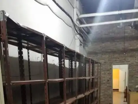 Excelente local 205m2, con sótano con montecarga. Oficinas.- Microcentro