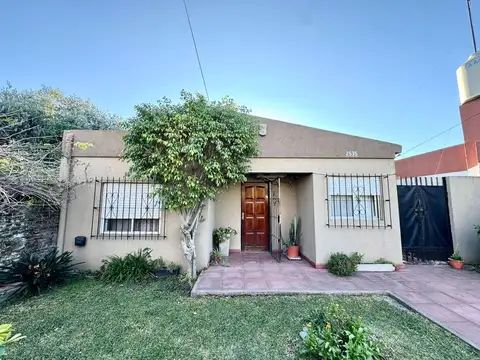 VENTA CASA 4 AMBIENTES - IMPORTANTE TERRENO