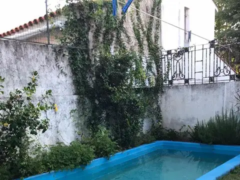 Casa 7 ambientes con 2 baños