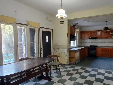 Casa 7 ambientes con 2 baños
