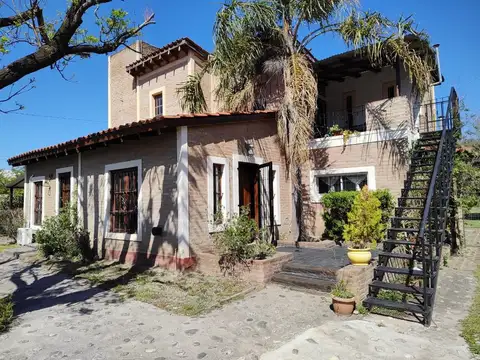 Casa en Venta con 3 cocheras