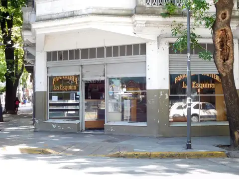 LOCAL COMERCIAL UBICADO EN ESQUINA 