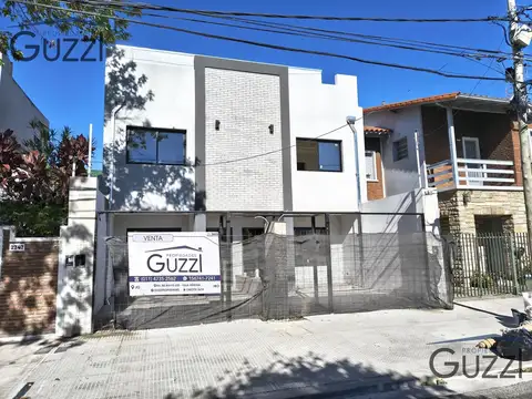 DUPLEX 4 AMBIENTES EN 3 PLANTAS A ESTRENAR, CON JARDIN Y COCHERA EN CARAPACHAY