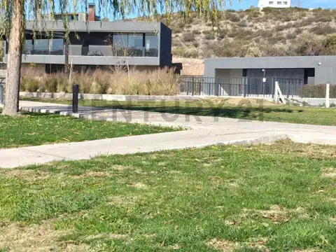 VENTA CASA DE CATEGORIA A ESTRENAR – BARRIO AGUARIBAY