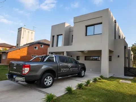 Casa 5 ambientes con 4 baños