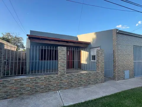 Casa en venta - 3 Dormitorios 2 Baños - 330mts2 - Mercedes