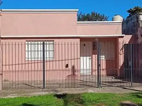 Casa de 2 dormitorios y patio en Venta en Villa Elisa