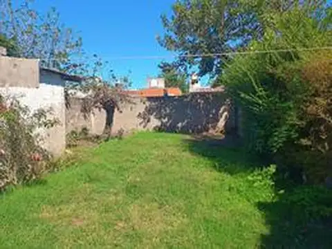 Casa de 2 dormitorios y patio en Venta en Villa Elisa