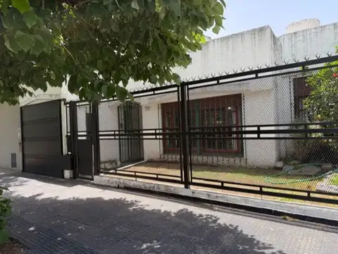 CASA EN VENTA 5 AMB. MONTE GRANDE ZONA TRANQUILA