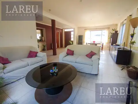 Casa 5 ambientes con 2 baños