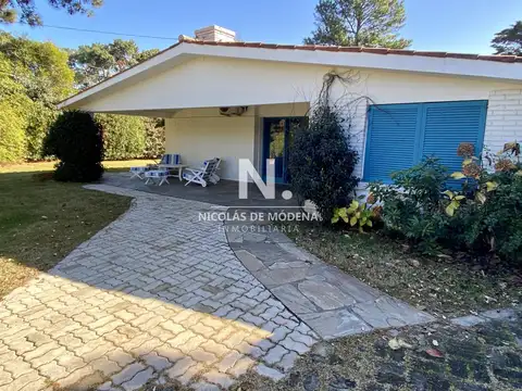 Venta casa 4 dormitorios playa mansa Punta del Este. 