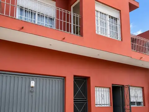 OPORTUNIDAD CASA LOTE PROPIO COCHERAS + DPTO 3 AMB + 2 LOCALES ESCUCHA OFERTAS