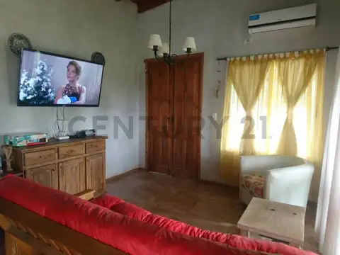 Casa con parque en venta. 2 dormitorios. Brandsen.