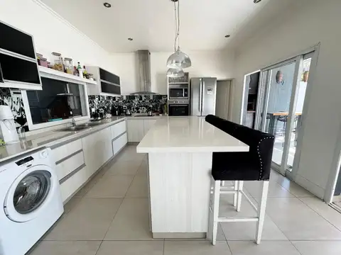 VENTA – INMEJORABLE CASA 7 AMBIENTES C/PISCINA – CIUDAD JARDÍN