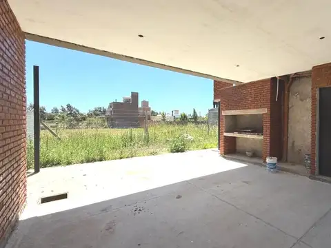 Venta/Apto Credito Casa Dos Dormitorios Cochera Quincho Jardin. Ibarlucea