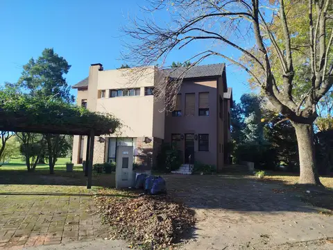 Casa en Venta con 2 cocheras