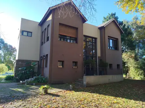 Casa 5 ambientes con 4 baños