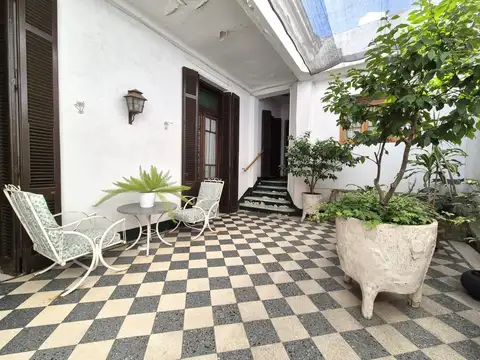 Casa en venta sobre lote propio. Dos propiedades en block