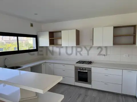 CASA  VENTA  4 AMBIENTES CONSTRUIDA EN DOS PLANTAS, BARRIO SAN PABLO, PILAR