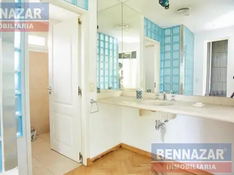 Casa en Venta con 3 cocheras
