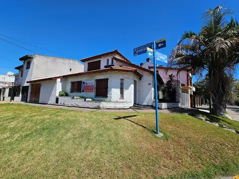 Casa 5 ambientes con patio y cochera en Venta en Villa Bosch