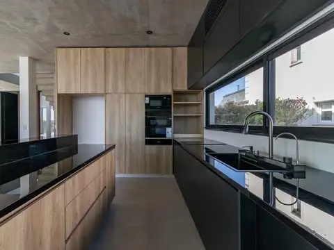 Casa 7 ambientes con 6 baños