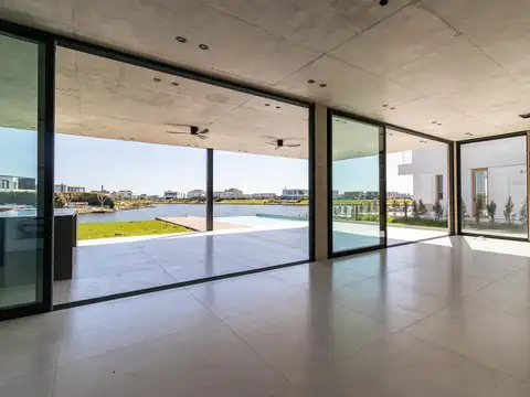Casa en Alquiler con 6 cocheras