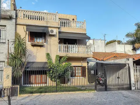 VENTA CASA 6 AMB - C/PILETA - C/COCHERAS