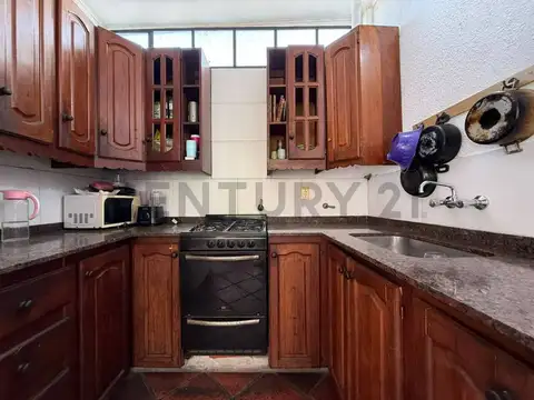 Casa 6 ambientes con 2 baños