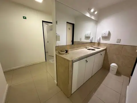 LOCAL COMERCIAL VENTA CENTRO RIO FRENTE VIDRIADO