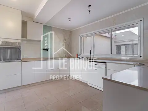 Casa 5 ambientes con 3 baños