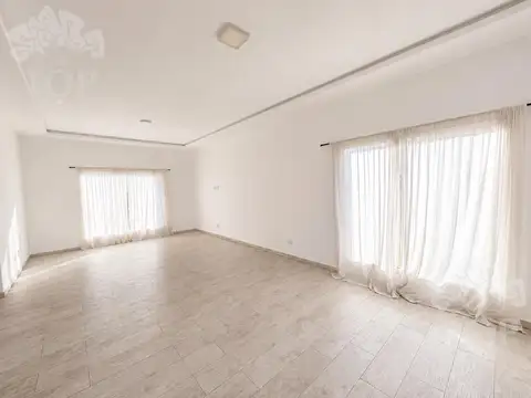 Casa en Alquiler con 6 cocheras