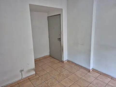 Departamento en excelente ubicacion  al frente con balcon, sobre Av.Corrientes. 2 cuadras subte "B".