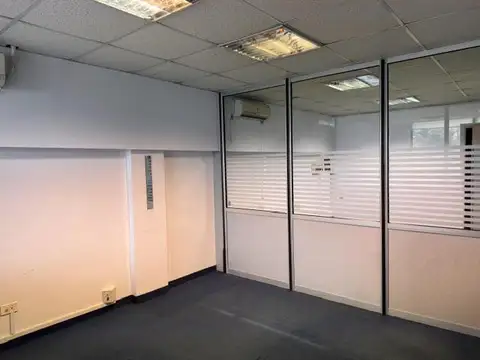 Oficina 9 ambientes con 4 baños
