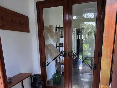 HERMOSA PROPIEDAD A METROS DE LA LAGUNA