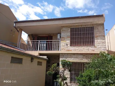 Casa de 5 ambientes a la venta en Rafael Calzada